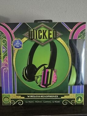 Wicked Wireless Over-Ear Headphones in Green by Wicked